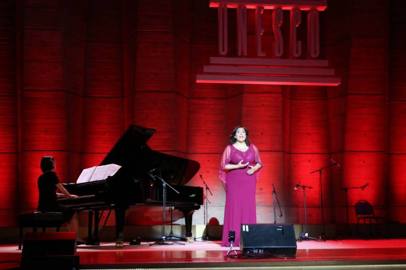 Patricia Atallah sur la scène de l’Unesco à Paris. Photo Skander Guetari
